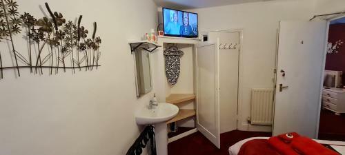 Hostal Holly Cottages
