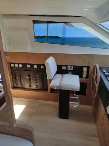 Boat & Breakfast Lucretia, Luxury Yacht