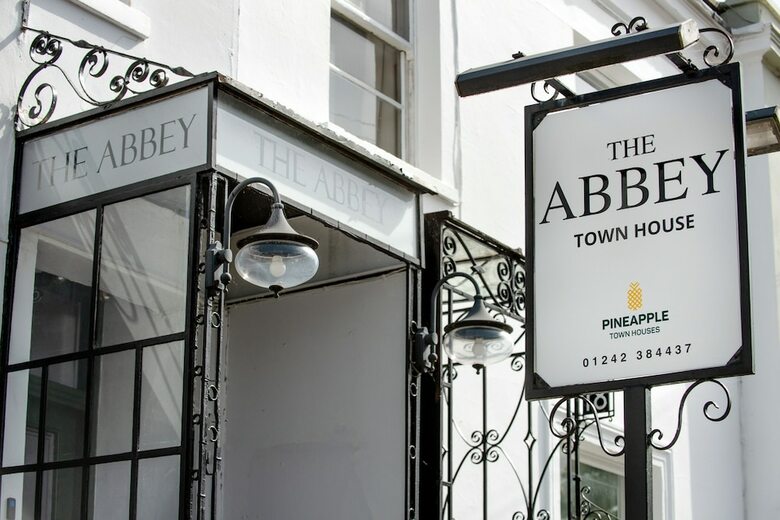 Hostal The Abbey