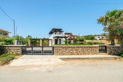 Smaragdi Beachfront Villa