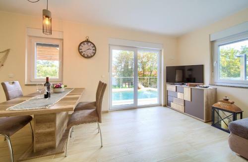 Seafront Apartment With Heated Swimming Pool