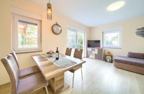 Seafront Apartment With Heated Swimming Pool