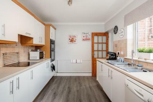 Ascot, Pet Friendly, Detached 4 Bed House, Free Parking