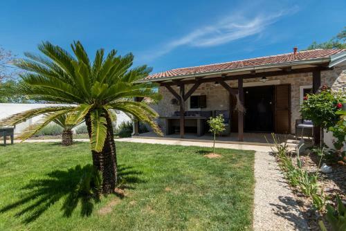 Villa Moki's Debi