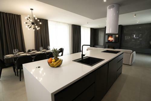 Villa Lea With Sea View Only 1.5 Km From The Beach