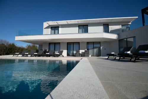 Villa Lea With Sea View Only 1.5 Km From The Beach