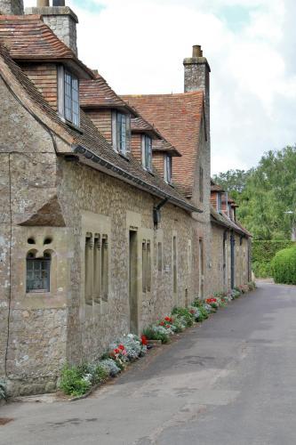 Lodge Lympne Castle Cottages