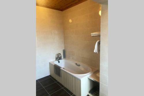 Spacious Seaside Apartment 3km From Clifden