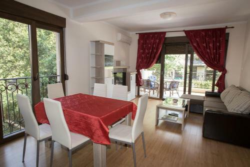 Apartment With Swimming Pool