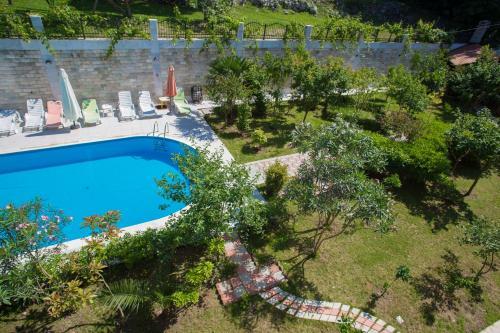 Apartment With Swimming Pool