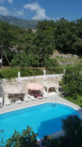 Apartment With Swimming Pool