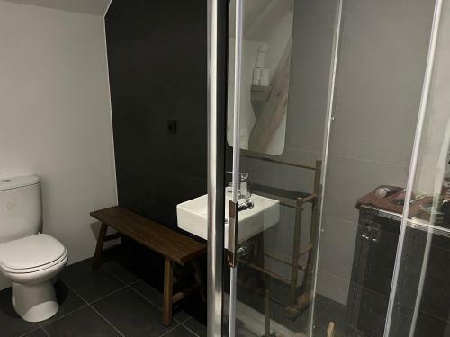 Maison Au Bord de L?eau D?un C�ramiste