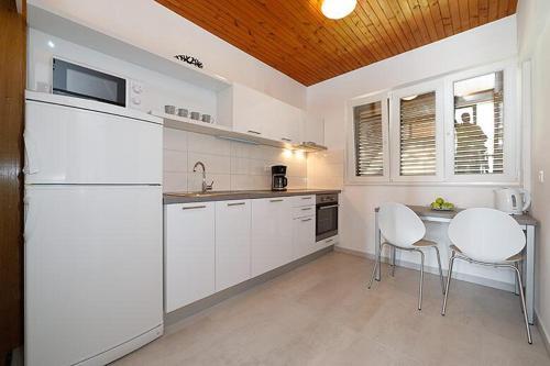 Apartments By The Sea Brela, Makarska - 19205