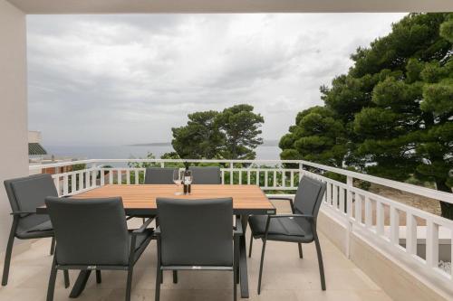 Apartments With A Swimming Pool Brela, Makarska - 19345