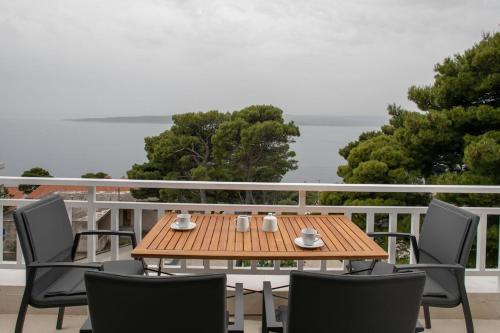 Apartments With A Swimming Pool Brela, Makarska - 19345