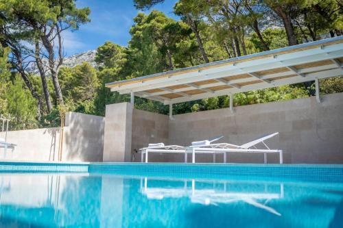 Apartments With A Swimming Pool Brela, Makarska - 19345