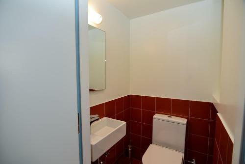 Athens' Heart Syntagma Metro Apartment