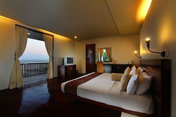 Hotel The Oasis Beach Benoa Bali