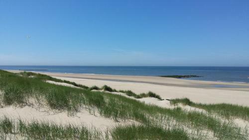 Tiny House de Boet, In de Natuur Op 450 Meter Van Het Strand
