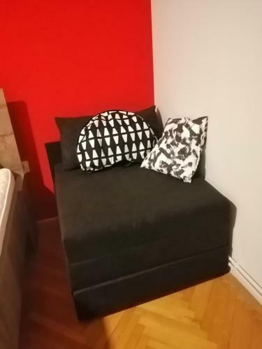 Apartman Red Wall