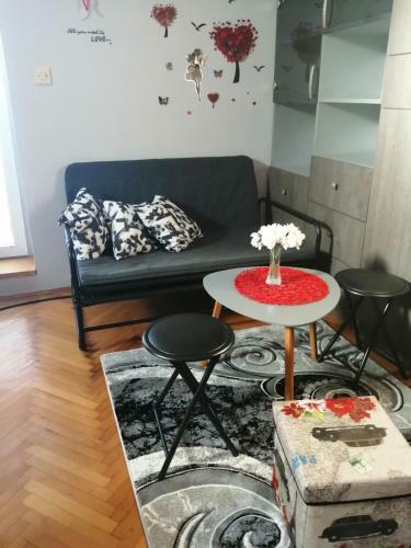 Apartman Red Wall