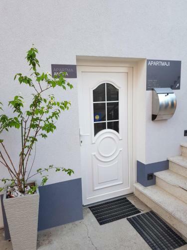 Apartmaji Hosnar, Time Out
