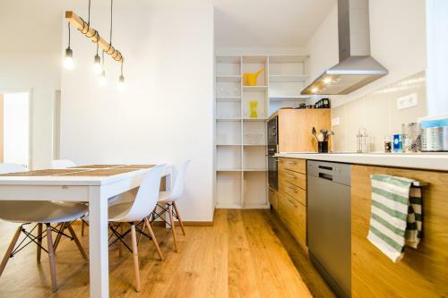 Comfort City Center Apartment By Kovee