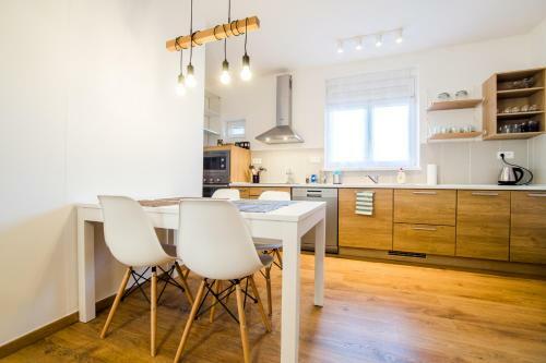 Comfort City Center Apartment By Kovee