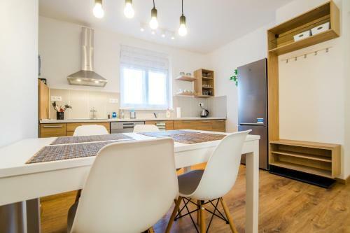 Comfort City Center Apartment By Kovee