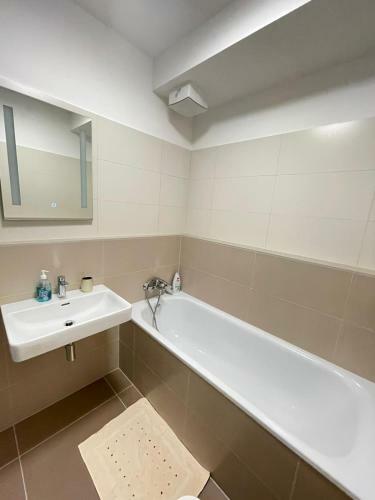 New Luxury City Centre Apartment With Panoramic View, Free Parking