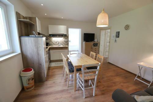 Apartamento Adventure Cottage With Pool And Big Garden