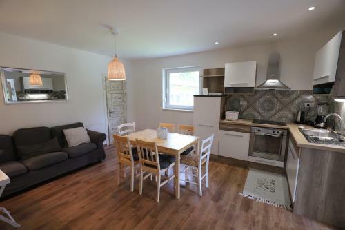 Apartamento Adventure Cottage With Pool And Big Garden