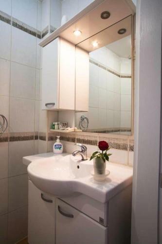 Bed & Breakfast 5 Mins To Airport Private Villa