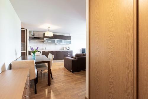 Pine View Apartment With Huge Terrace In Palanga
