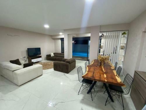 Three Story Villa, Private Pool And Roof Terrace.