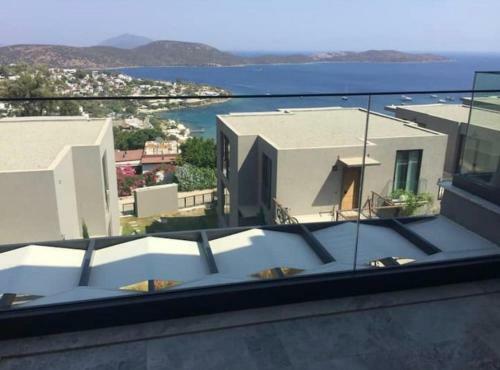Bitez Aktur Yan? 4 Oda 4 Banyo L�x Triplex Villa