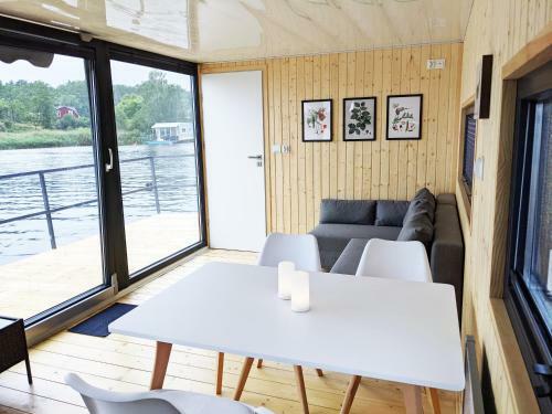 Schwimmendes Haus, Freier Blick Aufs Tolle Wasser