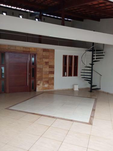 Casa Confort�vel E Espa�osa, Pr�ximo � Orla.