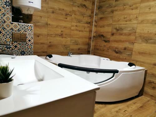 Canti Jacuzzi Apartments