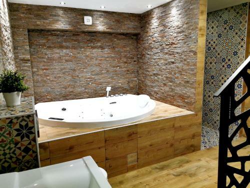 Canti Jacuzzi Apartments
