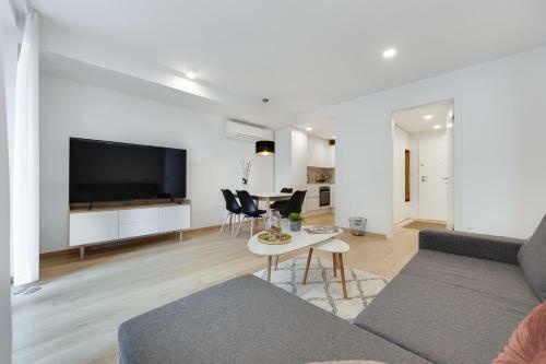 Central Apartment With Private Garage