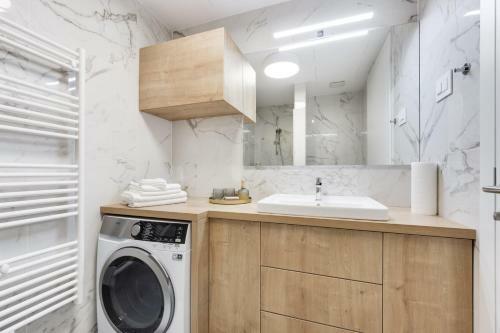 Central Apartment With Private Garage