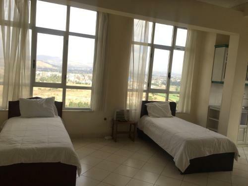 Hostal Ordinary Hero Life Center And Guest House