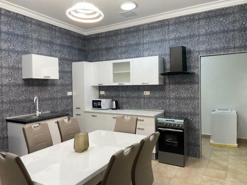 Cozy 2 Bedroom With En-suite Bathrooms Apartment