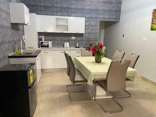 Cozy 2 Bedroom With En-suite Bathrooms Apartment