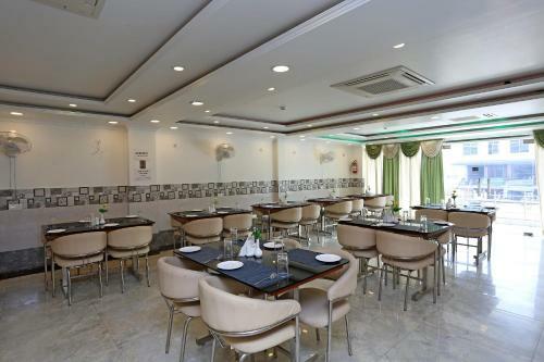 Oyo 11306 Ss Hotel