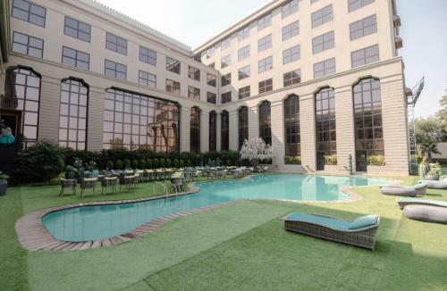 Hotel Shawn Elizey