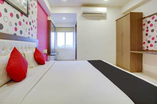 Capital O 49135 Sri Simran Park Hotel