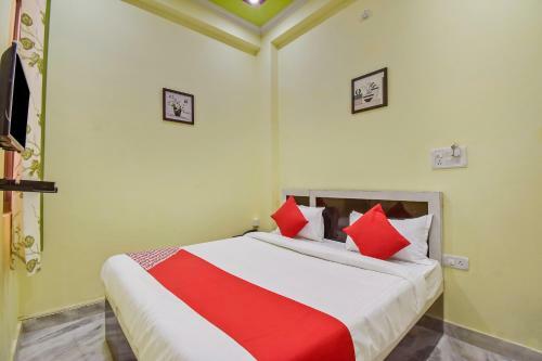 Oyo Flagship 46050 Hotel Roof Top