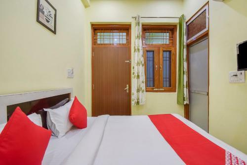 Oyo Flagship 46050 Hotel Roof Top